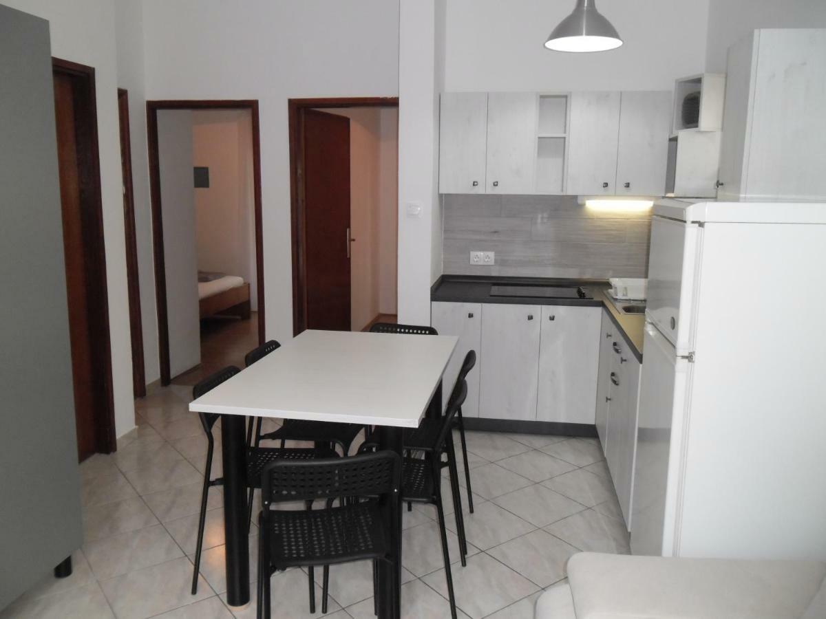 Apartmani Nena Povljana Esterno foto